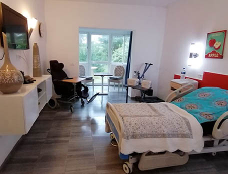 Une chambre avec un lit médicalisé